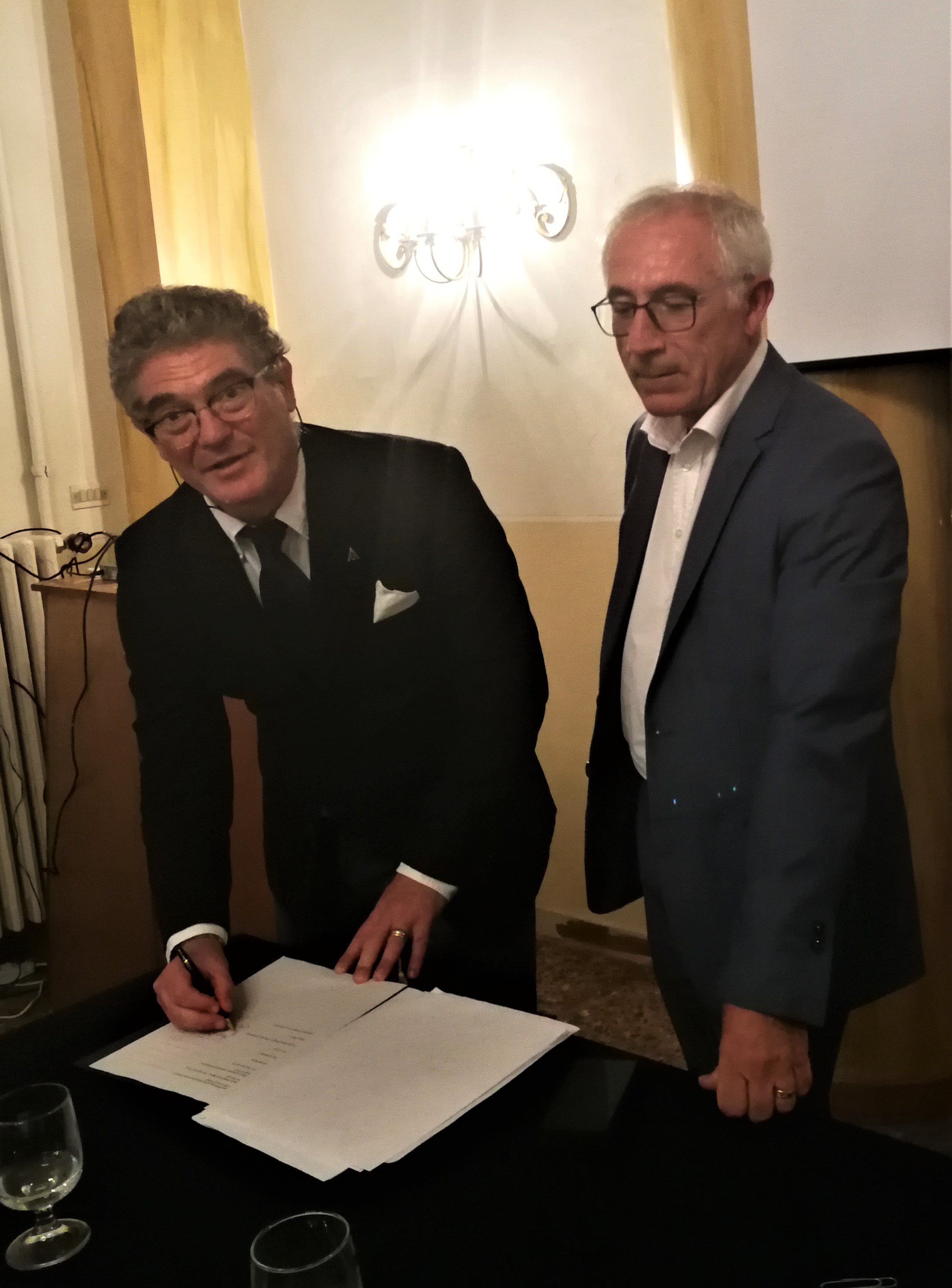 Il dottore Pasquale Longobardi, Presidente della SIMSI (Società Italiana Medicina Subacquea e Iperbarica) firma il protocollo del distretto per la subacquea ligure